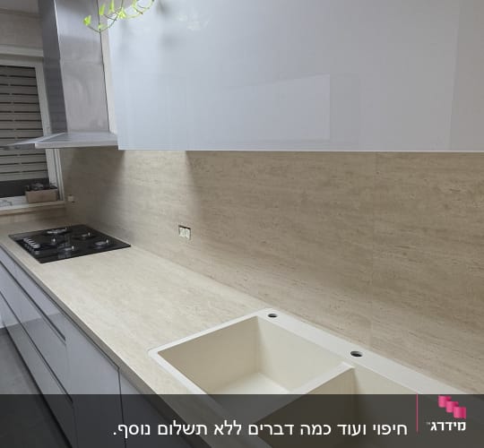 מטבח מודרני עם שיש וכיור כפול